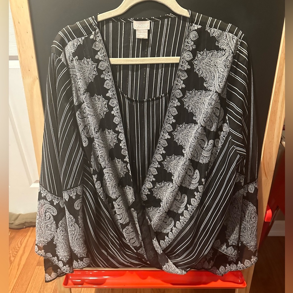 Chicos black and white Ute with gold glitter sparkles in the shirt size 3